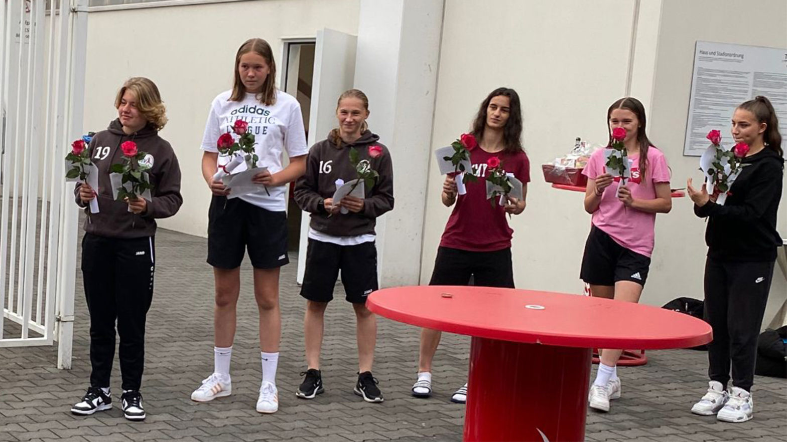 Die Spielerinnen der U-17 Mannschaft des FSV Gütersloh bei ihrer Saisonabschlussfeier. (Fotos: FSV Gütersloh 2009)