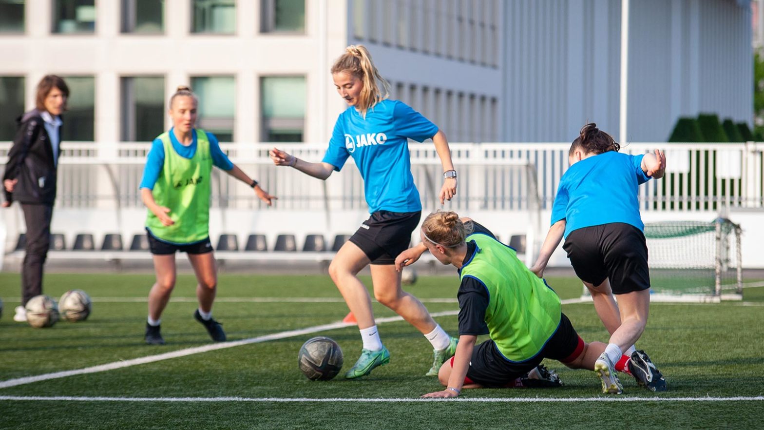 FSV-Mittelfeldspielerin Demi Pagel und ihre Mannschaftskolleginnen bereiten sich auf die Saison 2022/23 vor. (Foto: Dennis Seelige / FSV Gütersloh 2009)