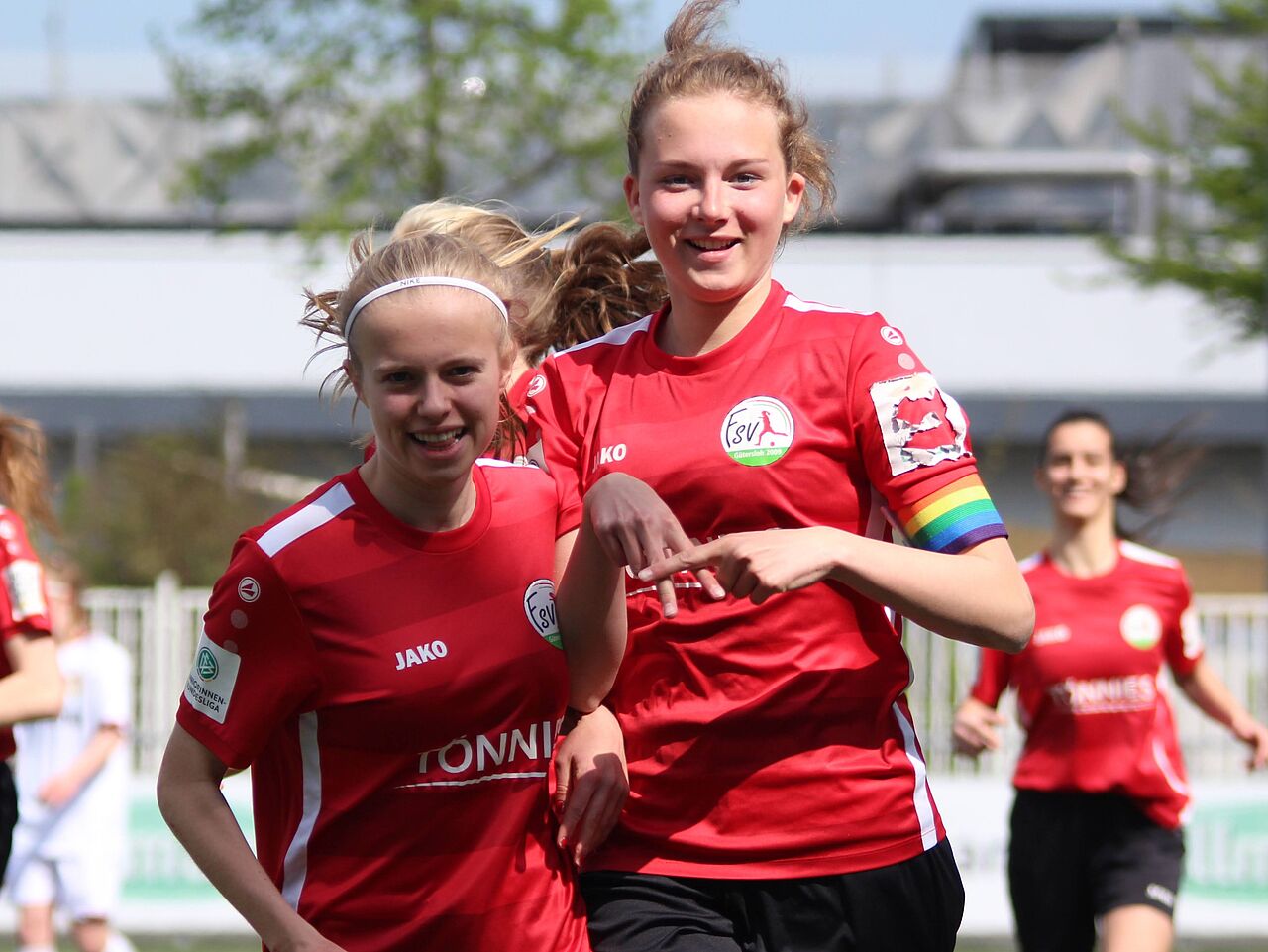 Hedda Wahle und Sophie Tobisch aus unserer U-17 Mannschaft. (Foto: Martin Löffler / FSV Gütersloh 2009)