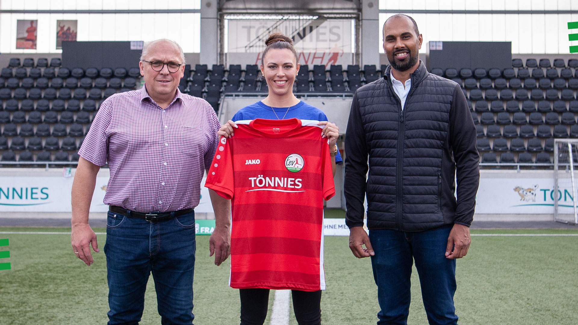 Neuzugang Leonie Kreil freut sich gemeinsam mit Michael Horstkötter (Geschäftsführer, FSV Gütersloh) und Chris Punnakkattu Daniel (Strategischer Berater, FSV Gütersloh) auf die neue Saison 2022/23. (Foto: Dennis Seelige / FSV Gütersloh 2009)