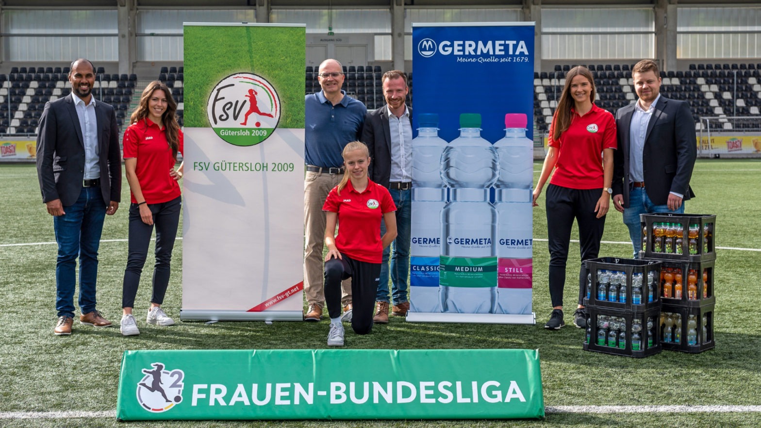 Vorfreude auf eine starke Partnerschaft (von links nach rechts): Chris Punnakkattu Daniel (Strategischer Berater, FSV Gütersloh), Leonie Kreil (Spielerin, FSV Gütersloh), Olaf Eickelmeier (Leiter Marketing, Heil- und Mineralquellen Germete GmbH), Hedda Wahle (kniend, Spielerin, FSV Gütersloh), Tobias Neumann (stellv. Geschäftsführer & Leiter Marketing / Sponsoring, FSV Gütersloh), Jacqueline Manteas (Spielerin, FSV Gütersloh) und Dennis Ambrosius (Gebietsverkaufsleiter Nord/West, Heil- und Mineralquellen Germete GmbH). (Foto: Boris Kessler / FSV Gütersloh 2009)