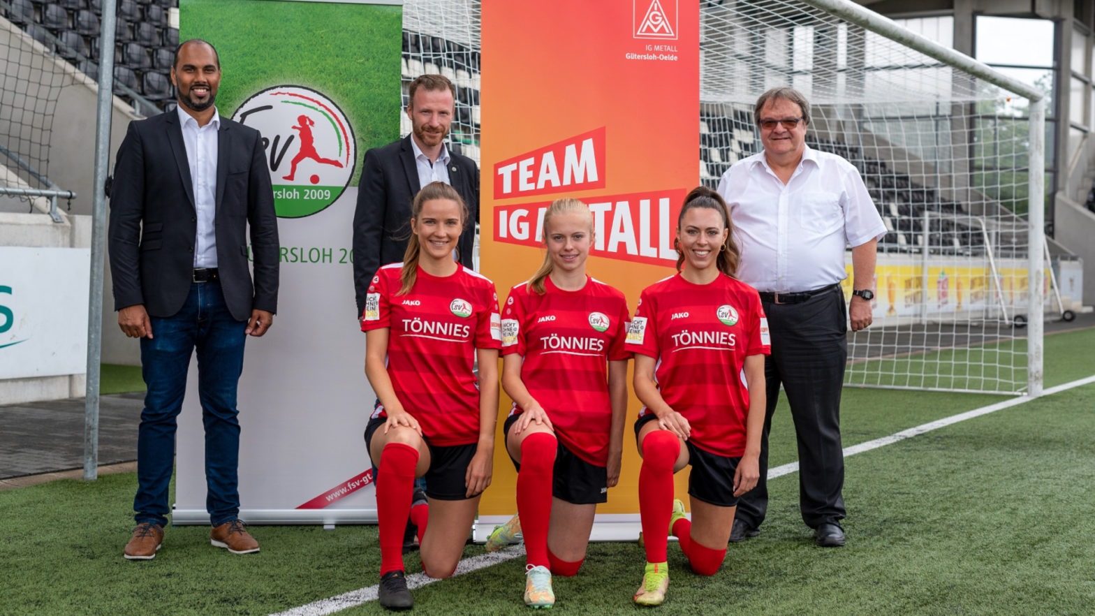 IG Metall setzt ein Zeichen für den Frauenfußball (von links nach rechts): Chris Punnakkattu Daniel (Strategischer Berater, FSV Gütersloh), Tobias Neumann (stellv. Geschäftsführer & Leiter Marketing / Sponsoring, FSV Gütersloh), Thomas Wamsler (1. Bevollmächtigter, IG Metall Gütersloh-Oelde), sowie die Spielerinnen Jacqueline Manteas, Hedda Wahle und Leonie Kreil freuen sich auf die Partnerschaft (Foto: Boris Kessler / FSV Gütersloh 2009)