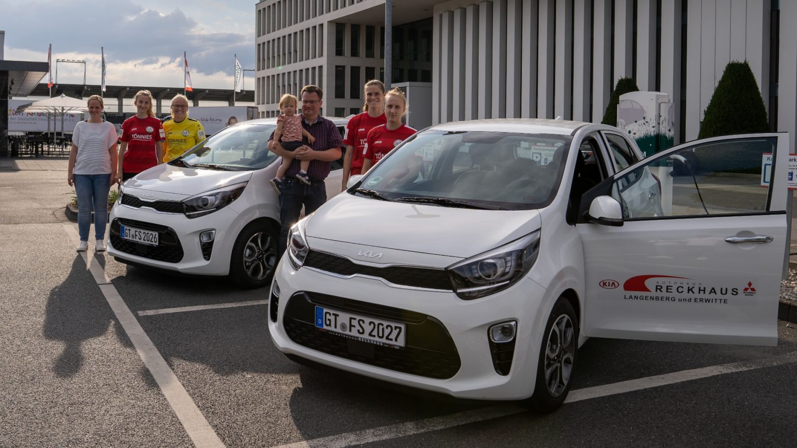 Zwei neue Autos vom Autohaus Reckhaus: FSV-Spielerinnen Demi Pagel, Sarah Rolle, Anna Höfker und Paula Reimann mit den Autohaus-Geschäftsführern Heike und Michael Reckhaus. (Foto: Dennis Seelige / FSV Gütersloh 2009)