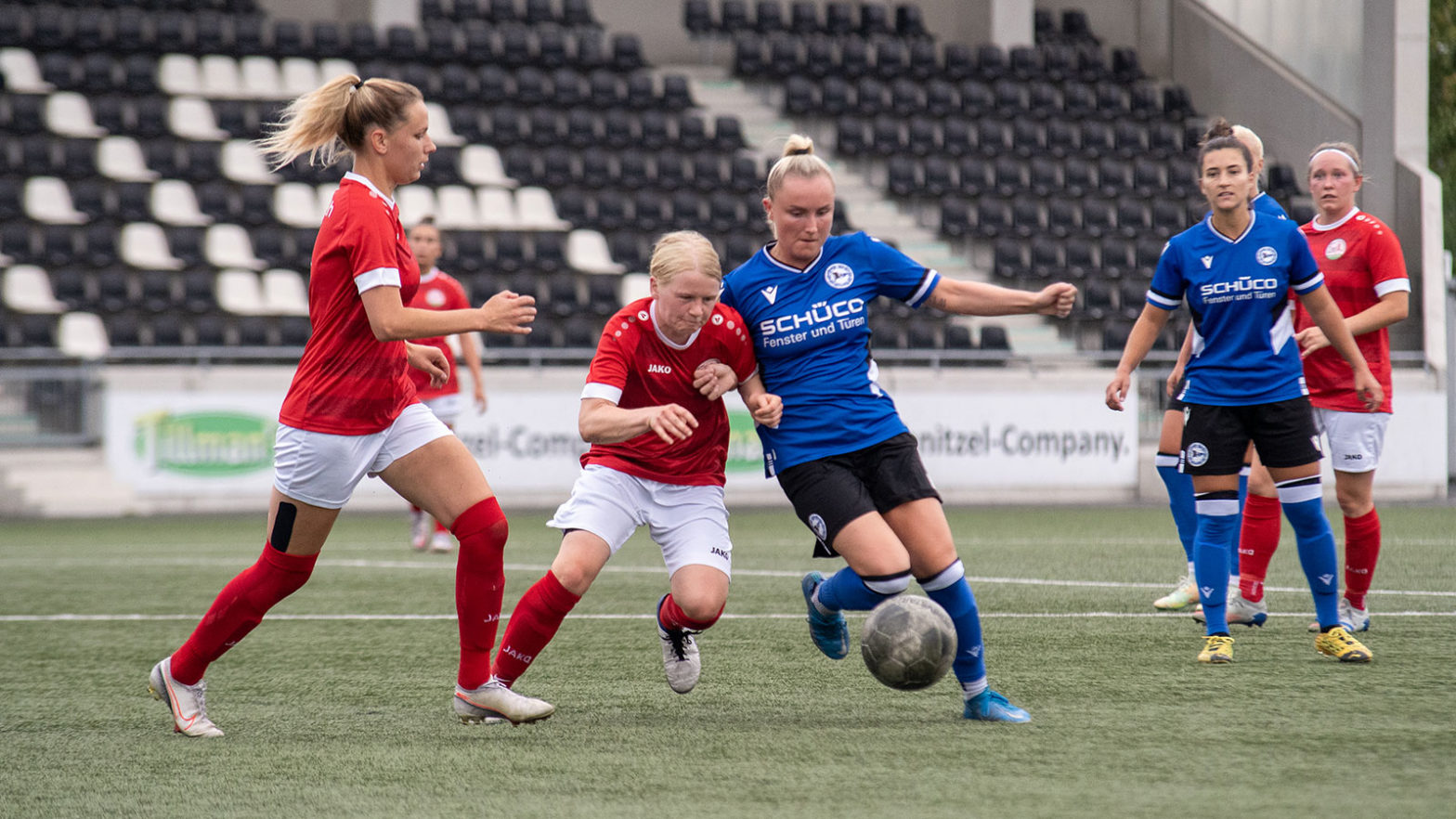 FSV II Offensivspielerin Anna-Lena Meier im Zweikampf mit Arminia Bielefeld Jocelyn Hampel. (Foto: Dennis Seelige / FSV Gütersloh 2009)