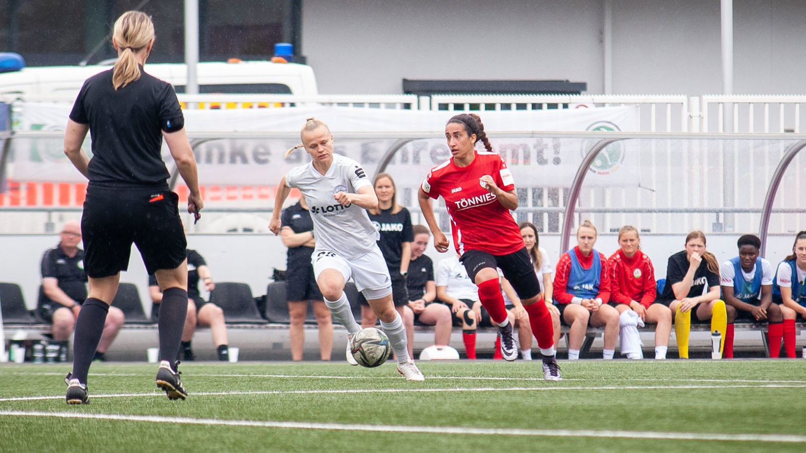 FSV-Angreiferin Marah Abu-Tayeh im Einsatz in der 2. Frauen-Bundesliga. (Foto: Dennis Seelige / FSV Gütersloh 2009)