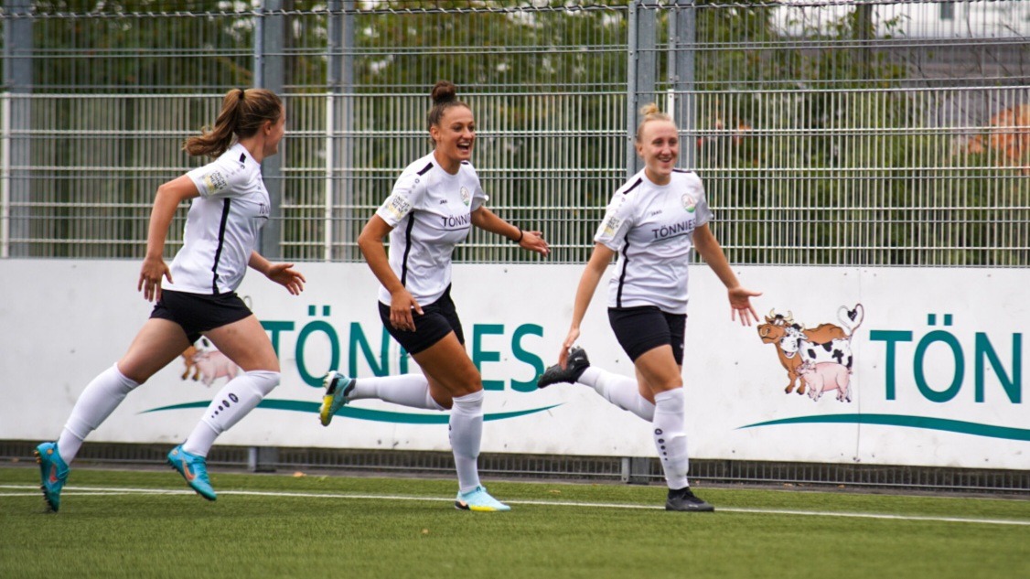 Doppeltorschützin Paula Reimann feiert einen ihrer Treffer gegen den SC Sand. (Foto: Dennis Seelige / FSV Gütersloh 2009)