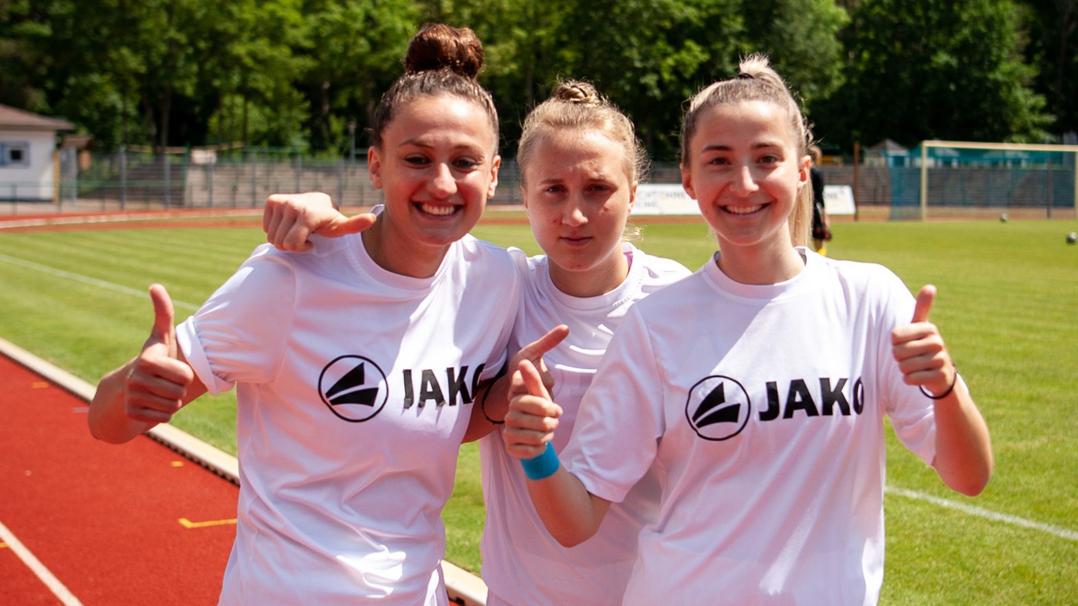 Vorfreude auf die Saison 2022/23: Shpresa Aradini, Paula Reimann und Demi Pagel. (Foto: Dennis Seelige / FSV Gütersloh 2009)
