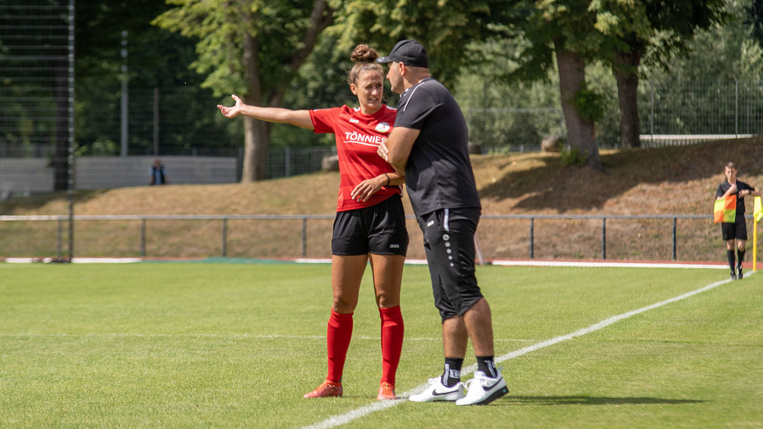 FSV-Angreiferin Shpresa Aradini und Trainer Sammy Messalkhi im Gespräch. (Foto: Dennis Seelige / FSV Gütersloh 2009)