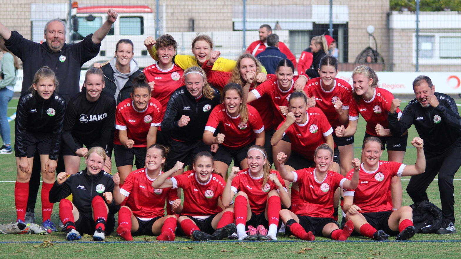 Strahlende Gesichter: Unsere 2. Mannschaft nach ihrem Sieg in Köln. (Foto: Martin Löffler / FSV Gütersloh 2009)