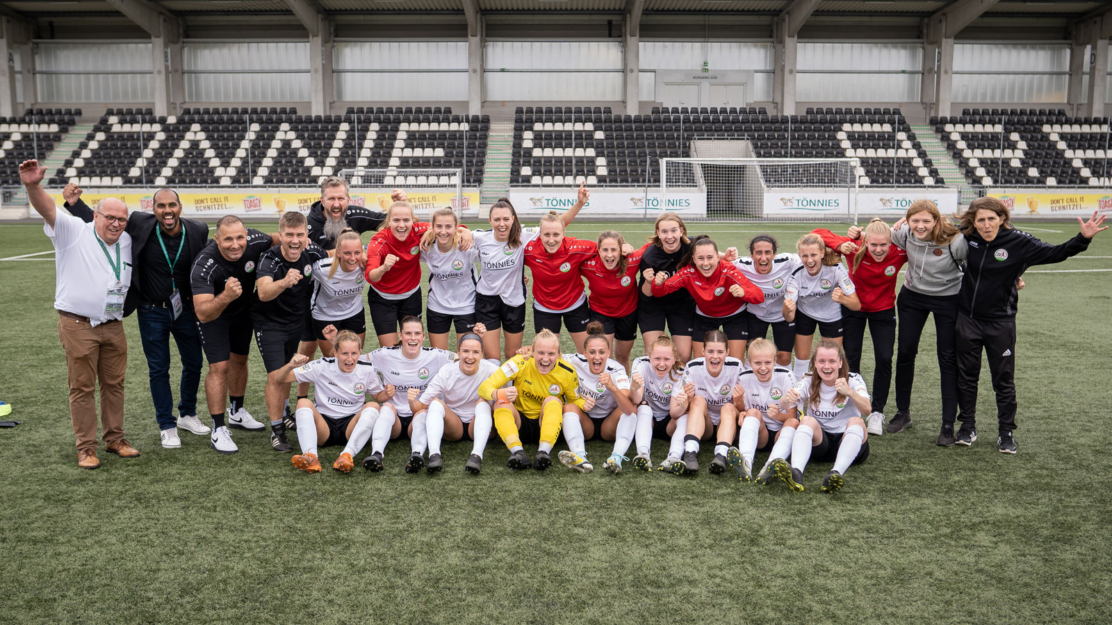 Großer Jubel beim FSV Gütersloh nach dem 5:1 Heimsieg gegen den SC Sand. (Foto: Dennis Seelige / FSV Gütersloh 2009)