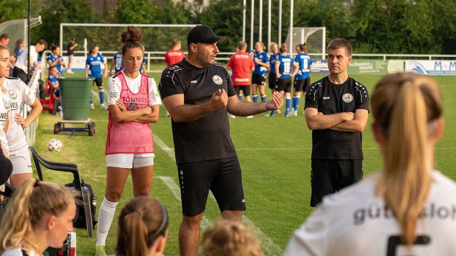 Sammy Messalkhi (Mitte) ist seit dem Sommer 2022 als Trainer beim FSV tätig. (Foto: Dennis Seelige / FSV Gütersloh 2009)