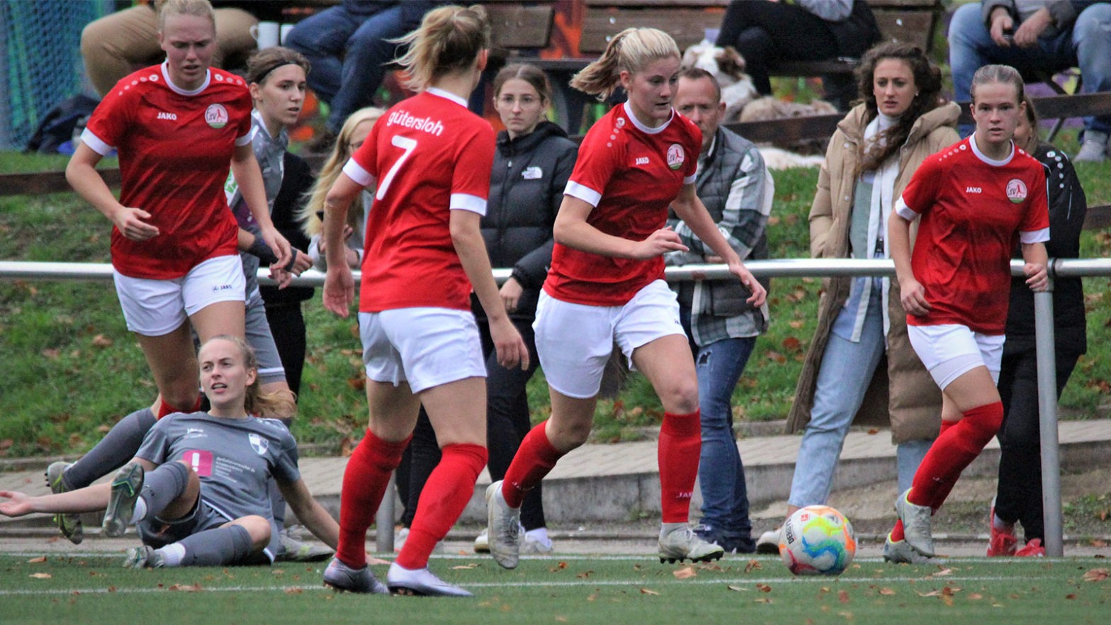 Katharina Rädeker (am Ball) und die 2. Mannschaft des FSV Gütersloh in der Regionalliga. (Foto: Martin Löffler / FSV Gütersloh 2009)