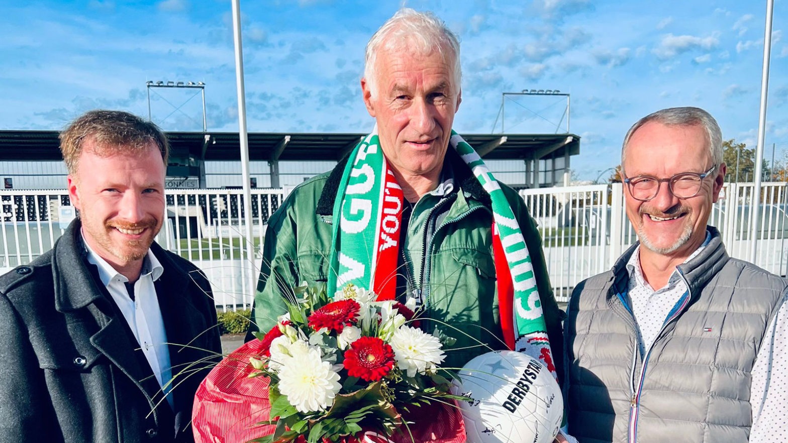 Wilhelm Krüger mit den FSV-Vorständen Tobias Neumann und Sebastian Kmoch. (Foto: FSV Gütersloh 2009)