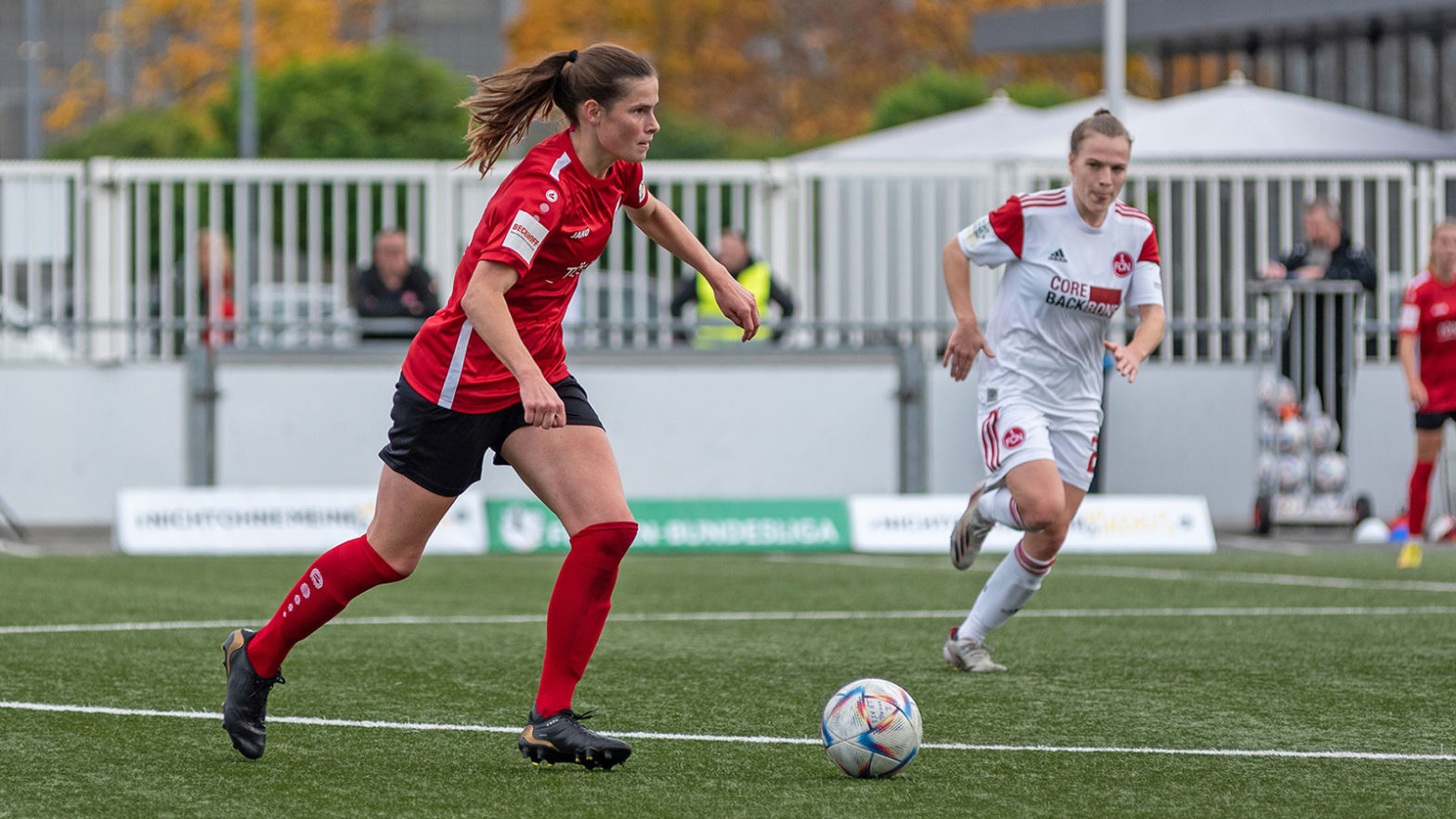 FSV-Abwehrspielerin Anna Höfker gegen den 1. FC Nürnberg. (Foto: Boris Kessler / FSV Gütersloh 2009)