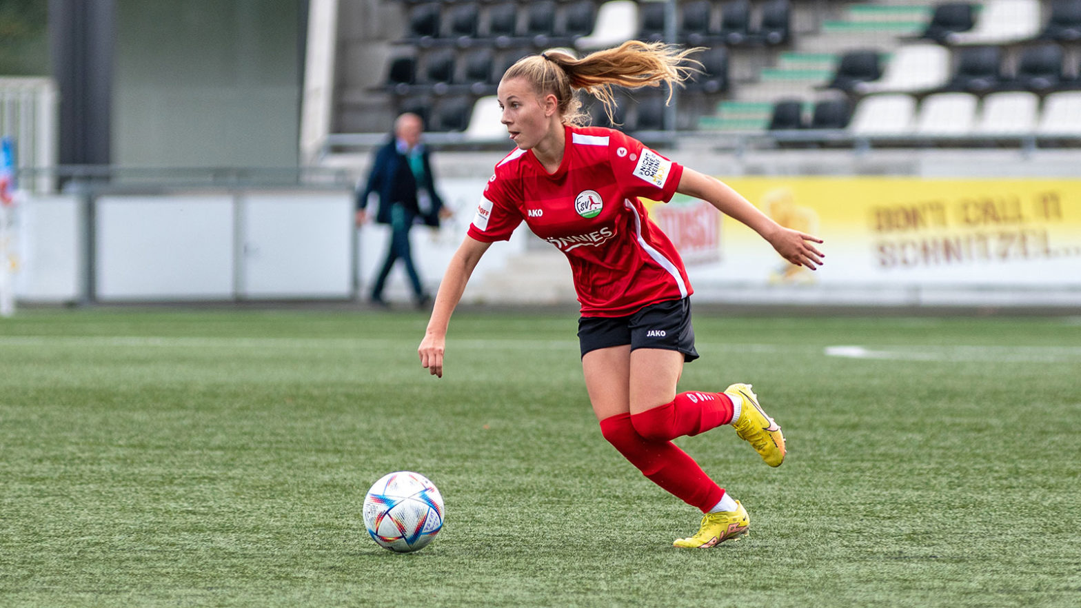 FSV-Mittefeldspielerin und U-19 Nationalspielerin Emilia Deppe. (Foto: Boris Kessler / FSV Gütersloh 2009)