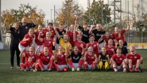 Die 2. Mannschaft des FSV Gütersloh feiert den Heimsieg gegen den Tabellenführer der Regionalliga West. (Foto: Dennis Seelige / FSV Gütersloh 2009)