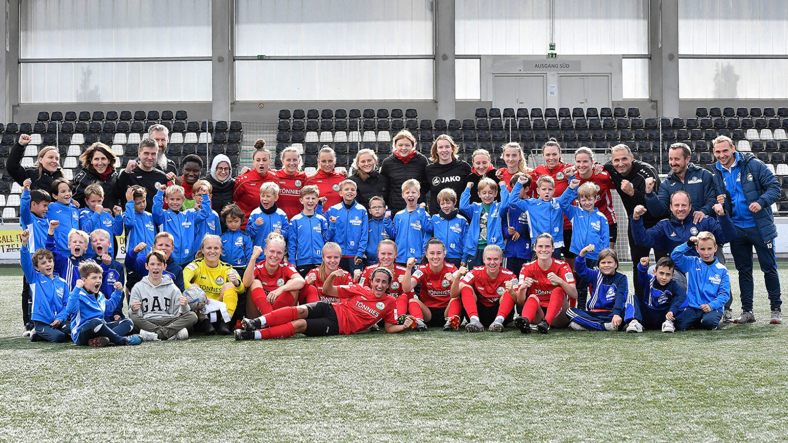 Die Einlaufkindern von Viktoria Rietberg waren ein echter Support für den FSV. (Foto: Jürgen Rollié / Die Glocke / FSV Gütersloh 2009)