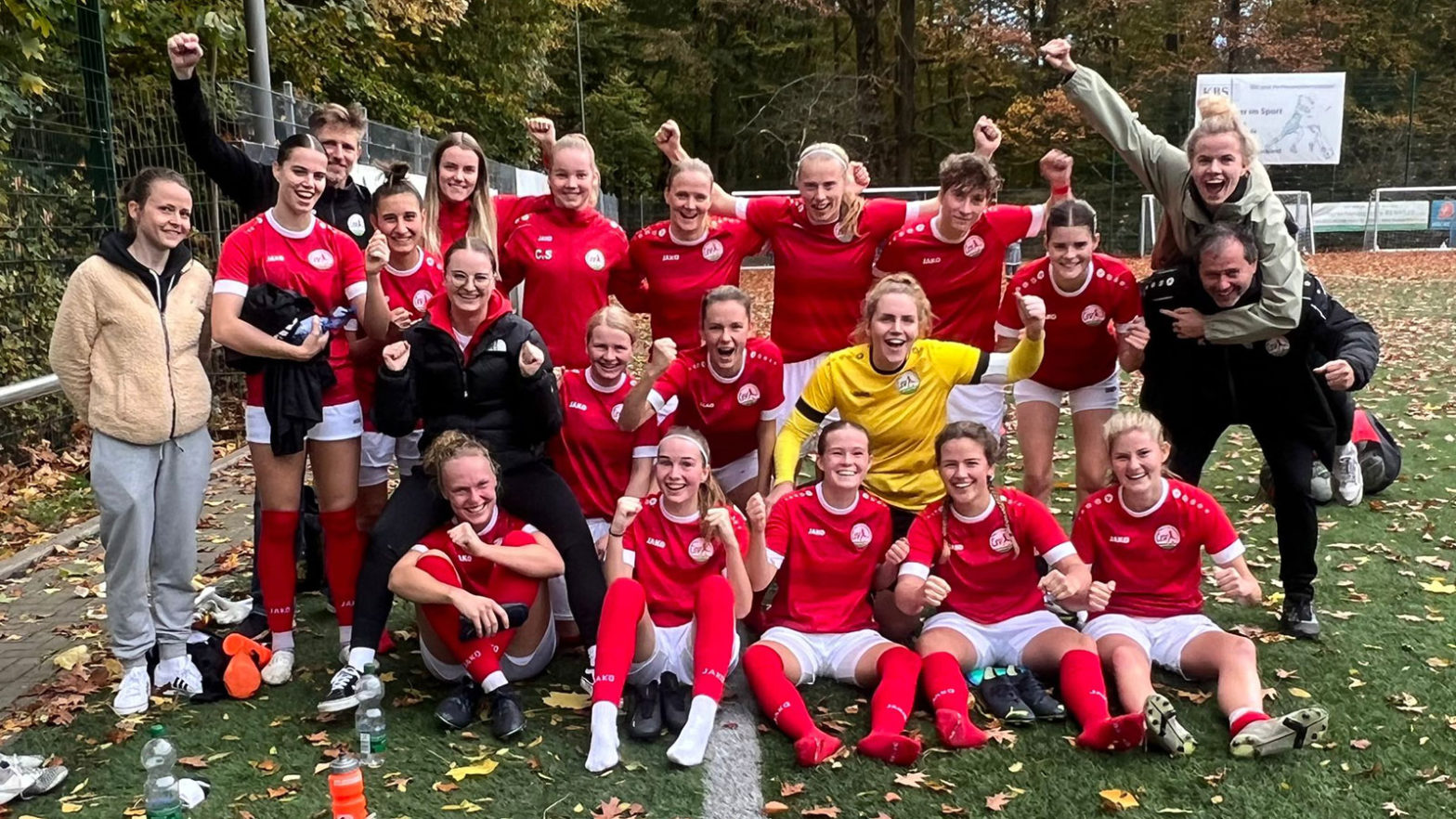 Die 2. Mannschaft des FSV Gütersloh nach dem Sieg gegen Berghofen. (Foto: Martin Löffler / FSV Gütersloh 2009)