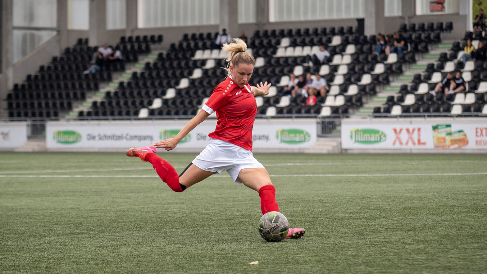 Pamela Jahn im Einsatz für die 2. Mannschaft des FSV. (Foto: Dennis Seelige / FSV Gütersloh 2009)