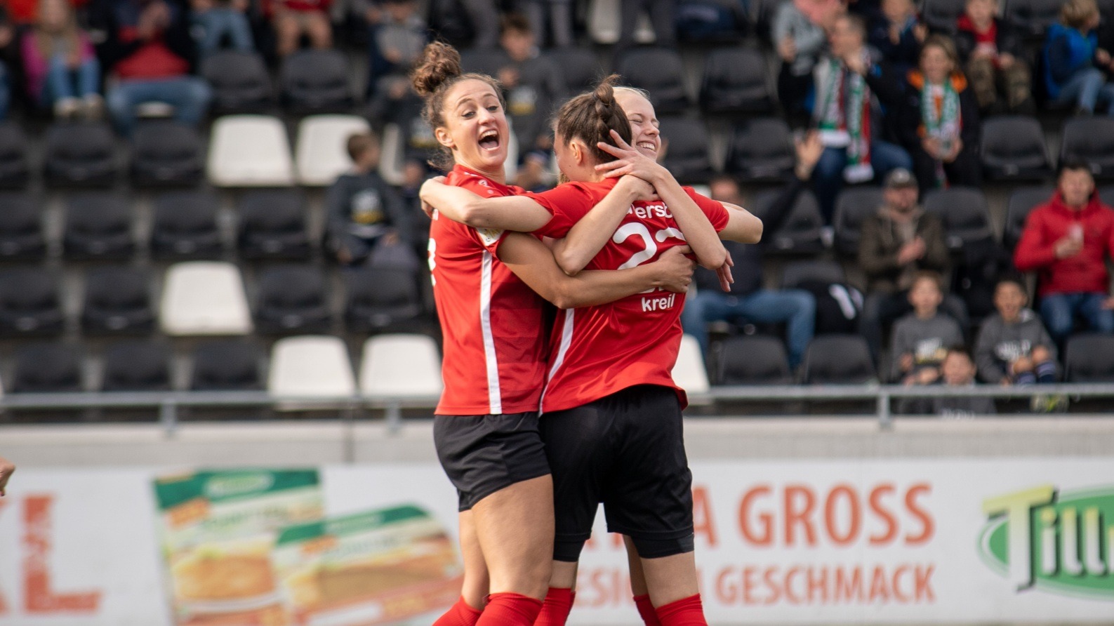 Shpresa Aradini und Hedda Wahle feiern mit Torschützin Leonie Kreil die 1:0 Führung gegen den 1. FC Nürnberg. (Foto: Dennis Seelige / FSV Gütersloh 2009)