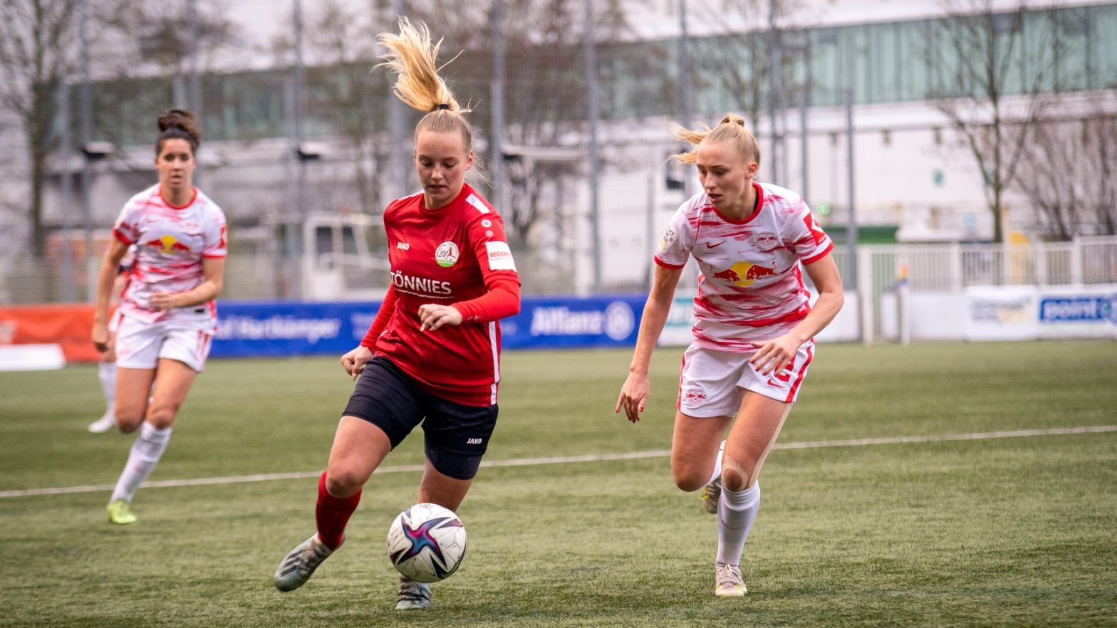 FSV-Angreiferin Celina Baum und RB Leipzigs Frederike Kempe, ehemalige Spielerin des FSV, werden im Spitzenspiel der 2. Frauen-Bundesliga aufeinander treffen. (Foto: Dennis Seelige / FSV Gütersloh 2009)