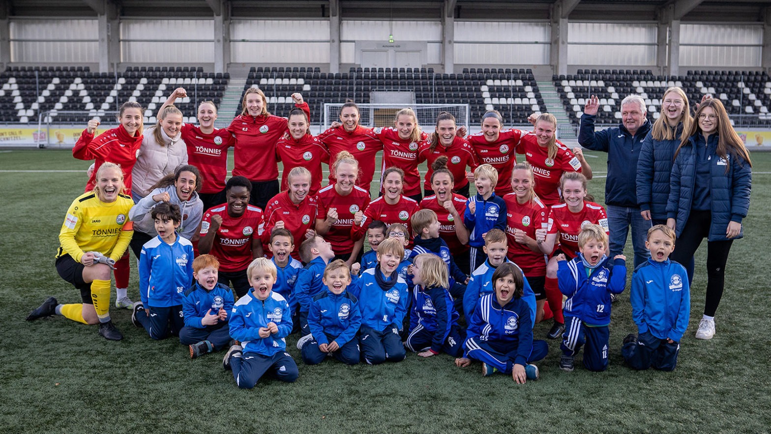 Die Einlaufkinder des TuS Viktoria Rietberg mit den Spielerinnen des FSV Gütersloh. (Foto: Dennis Seelige / FSV Gütersloh 2009)