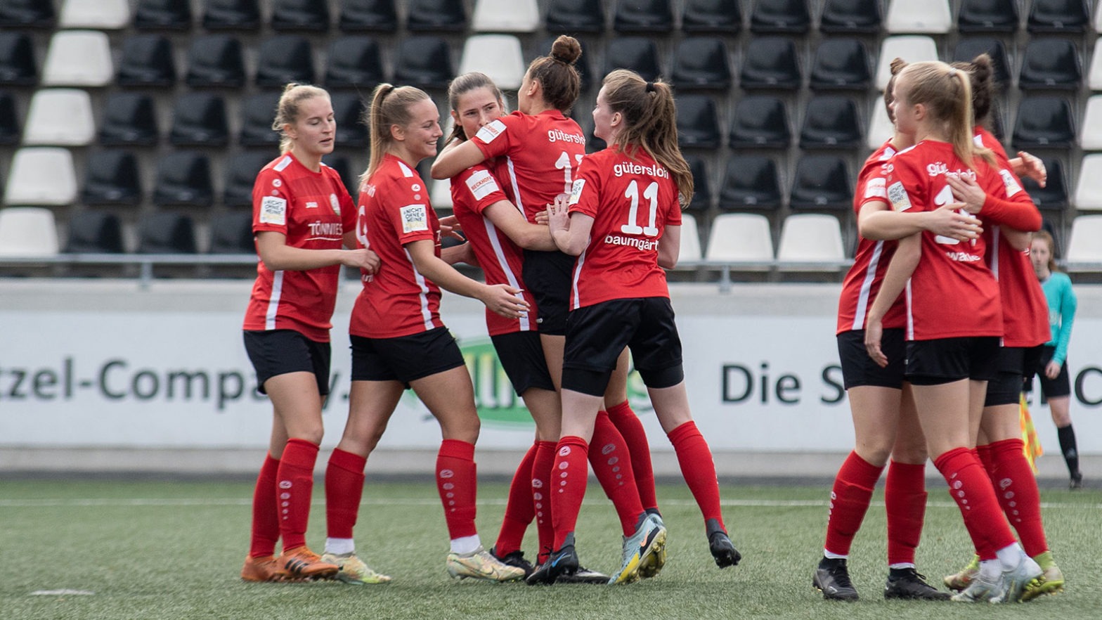 Strahlende Gesichter bei den Spielerinnen des FSV Gütersloh. (Foto: Dennis Seelige / FSV Gütersloh 2009)