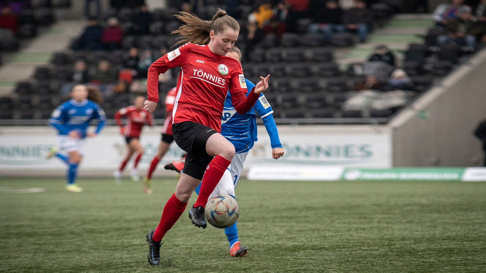 Fokussiert am Ball: FSV-Angreiferin Jacqueline Baumgärtel (Foto: Dennis Seelige / FSV Gütersloh 2009)