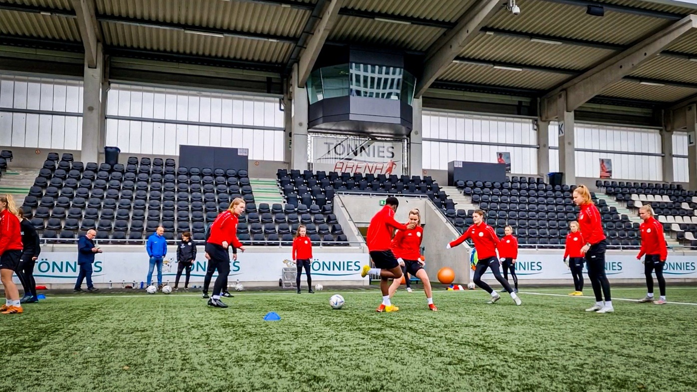 Trainingsauftakt für die Zweitligaspielerinnen des FSV Gütersloh. (Foto: Chris Punnakkattu Daniel / FSV Gütersloh 2009)