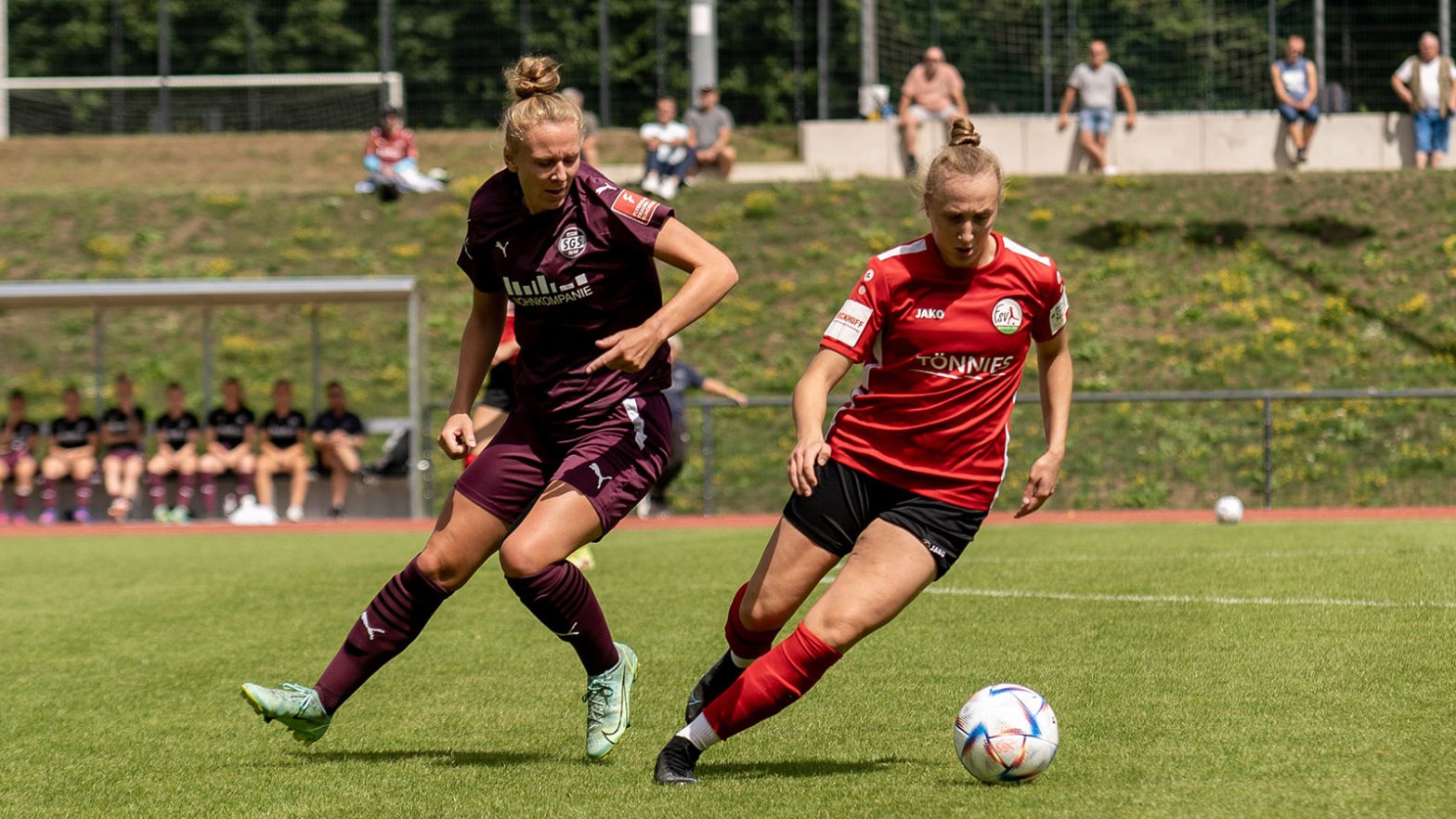 Annalena Rieke (links) und Paula Reimann (rechts) im Duell während eines Testspiels im Sommer 2022. (Foto: Dennis Seelige / FSV Gütersloh 2009)