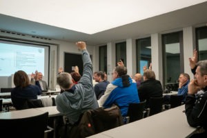 Abstimmung bei der Mitgliederversammlung des FSV Gütersloh am 26. Januar 2023. (Foto: Dennis Seelige / FSV Gütersloh 2009)