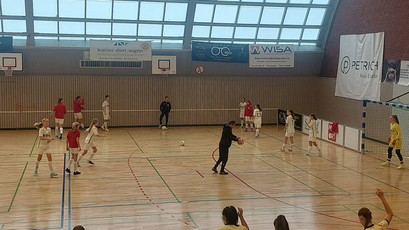 Die Mannschaft des FSV Gütersloh beim 7. Wiesbadener Hallenmasters 2023. (Foto: Dirk Stratmann / FSV Gütersloh 2009)