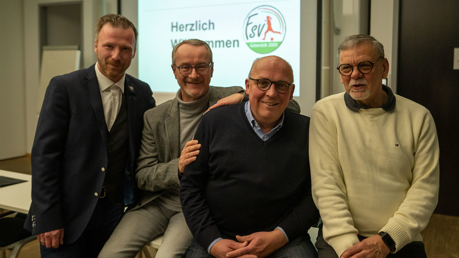 Tobias Neumann (stellv. Geschäftsführer), Sebastian Kmoch (1. Vorsitzender), Michael Horstkötter (Geschäftsführer) und Rüdiger Happe (Finanzen) nach der Mitgliederversammlung des FSV Gütersloh am 26. Januar 2023. (Foto: Dennis Seelige / FSV Gütersloh 2009)