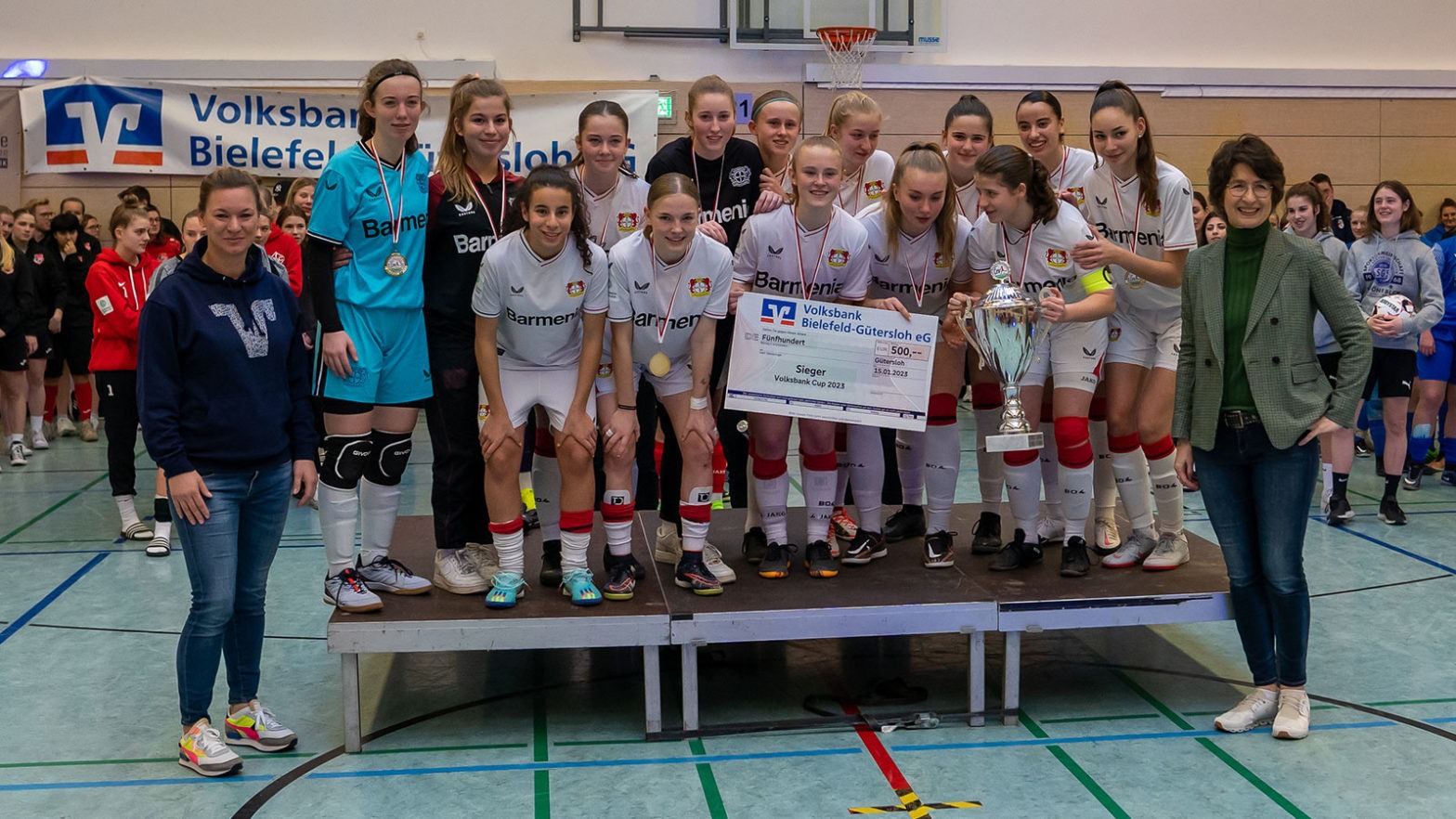 Die Turniersiegerinnen von Bayer 04 Leverkusen mit Dr. Christine Disselkamp (stellv. Landrätin, Kreis Gütersloh) und Karina Wiemann (Geschäftsstellenleiterin, Volksbank Bielefeld-Gütersloh eG). (Foto: Dennis Seelige / FSV Gütersloh 2009)