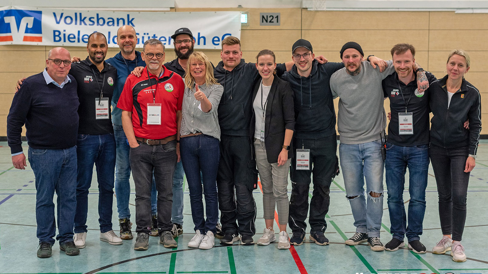 Die Turnierleitung und das Orgateam des Gütersloher Hallenmasters 2023 um den Volksbank-Cup. (Foto: Boris Kessler / FSV Gütersloh 2009)