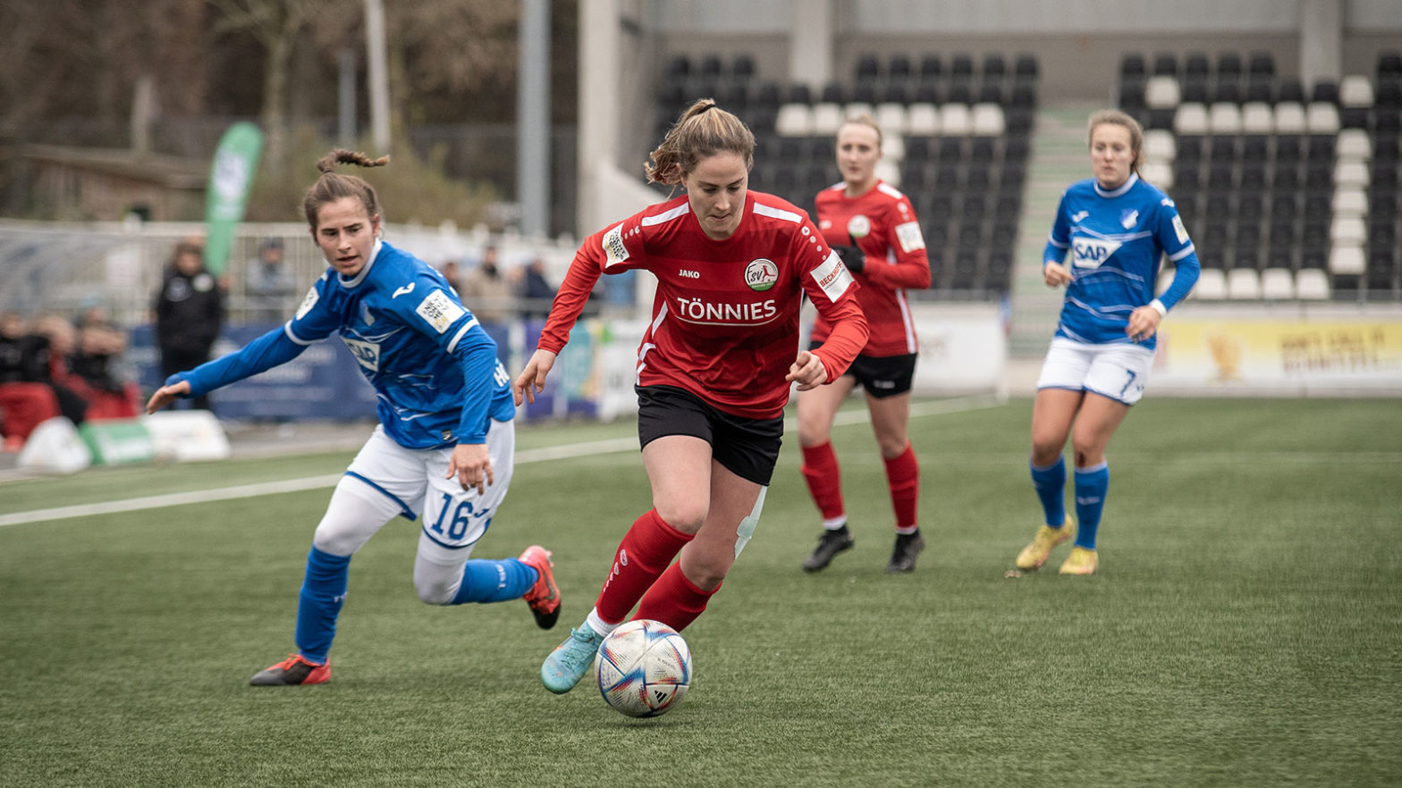 FSV-Angreiferin Lena Strothmann im Spiel gegen die TSG 1899 Hoffenheim II. (Foto: Dennis Seelige / FSV Gütersloh 2009)