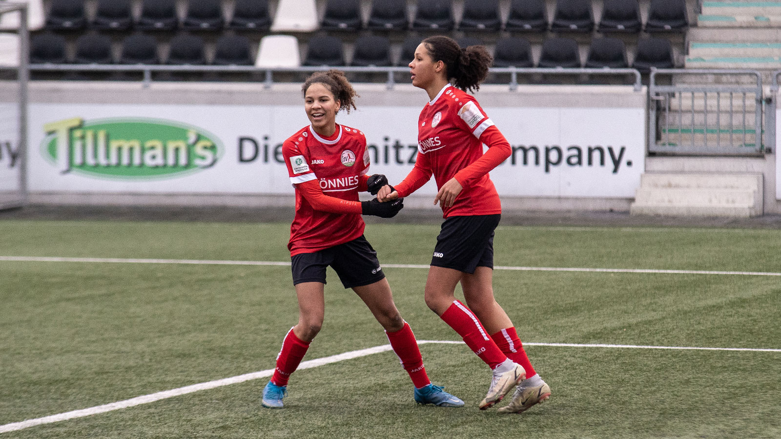 FSV U-17 Spielerinnen Aurelie Jessica Heisinger und Joyce Schüttelhöfer. (Foto: Dennis Seelige / FSV Gütersloh 2009)