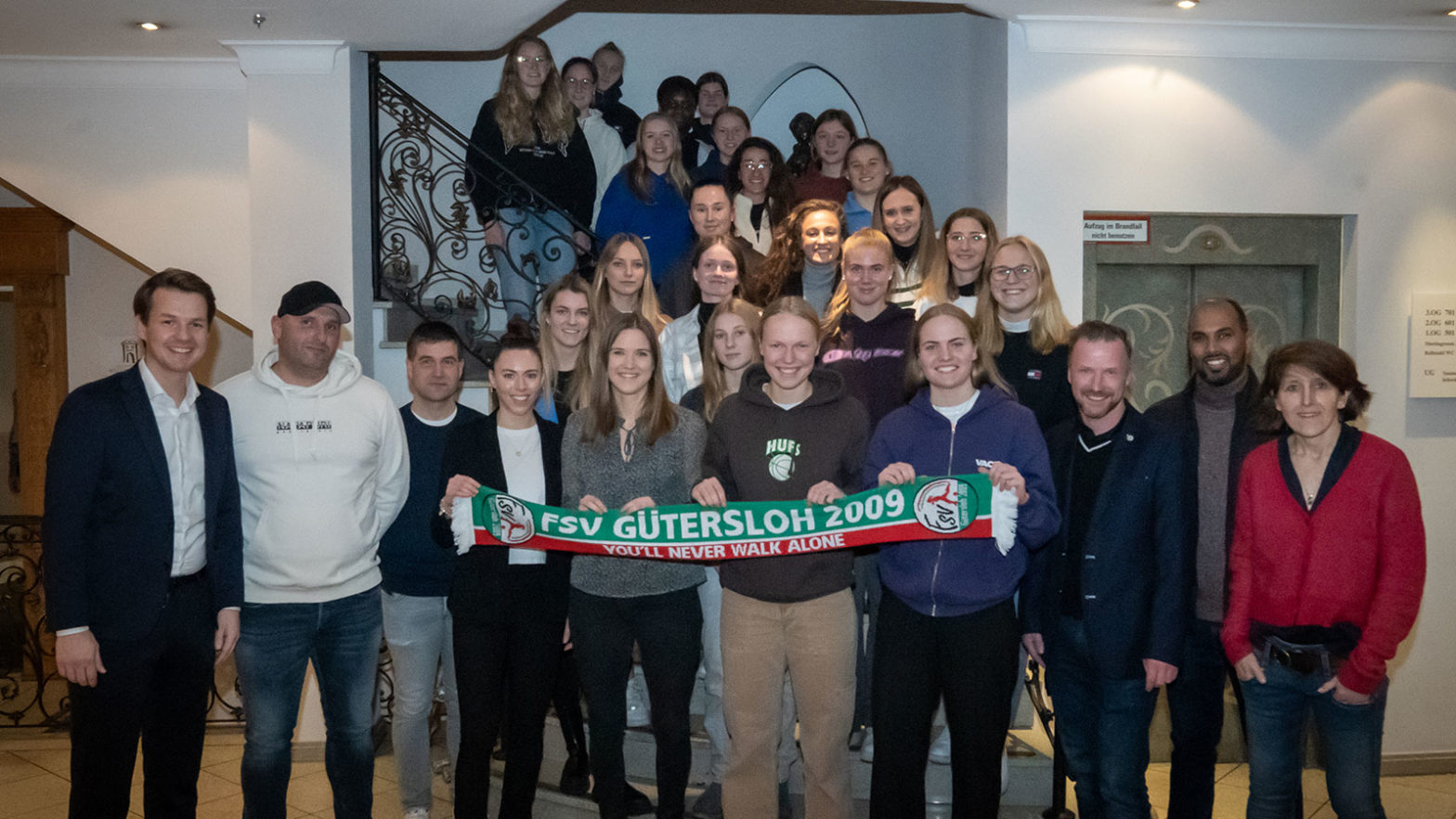 Mannschaftsabend in der Hotel-Residence Klosterpforte: Die 1. Mannschaft des FSV Gütersloh mit Klosterpforten-Geschäftsführer Christopher Schemmink. (Foto: Dennis Seelige / FSV Gütersloh)
