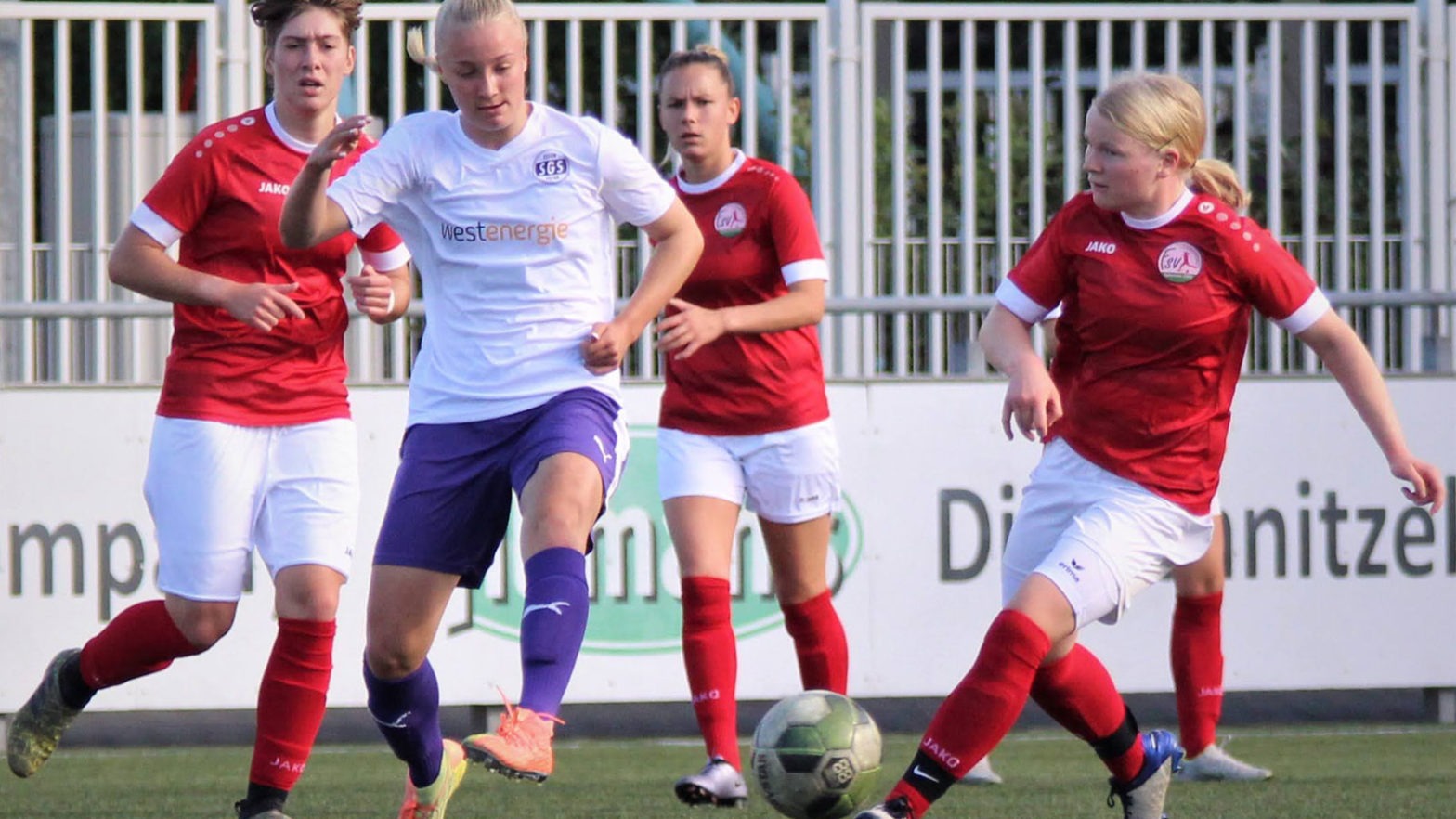 Spielszene aus dem Regionalliga-Hinspiel zwischen dem FSV Gütersloh II und der SGS Essen II. (Foto: Martin Löffler / FSV Gütersloh 2009)