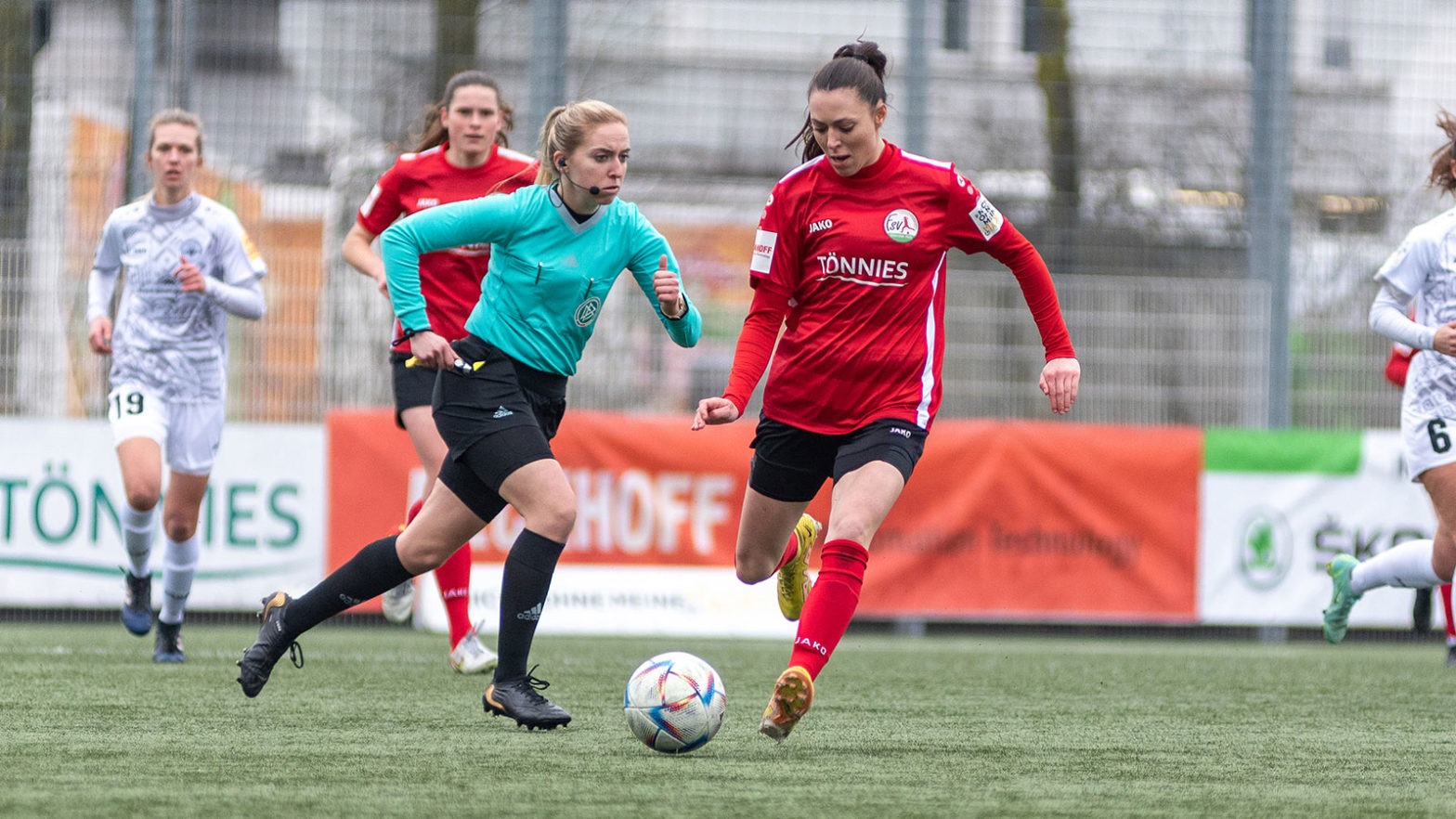 FSV-Angreiferin Leonie Kreil im Zweitligaspiel gegen die SG 99 Andernach. (Foto: Boris Kessler / FSV Gütersloh 2009)