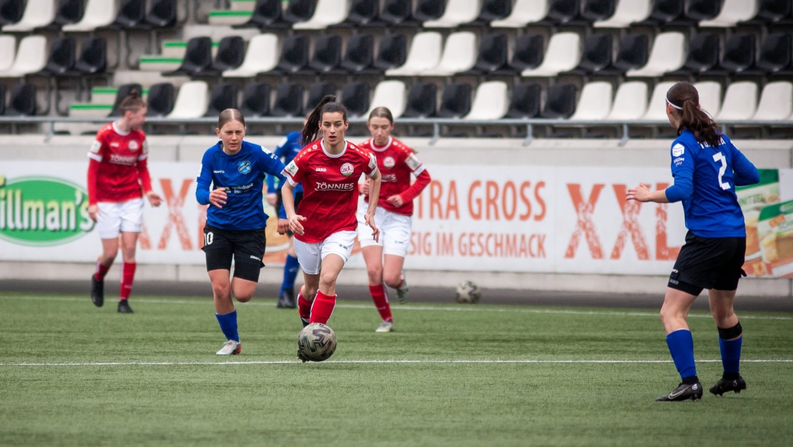 Meryem Duran im B-Juniorinnen-Bundesligaspiel gegen den TuS Issel. (Foto: Dennis Seelige / FSV Gütersloh 2009)
