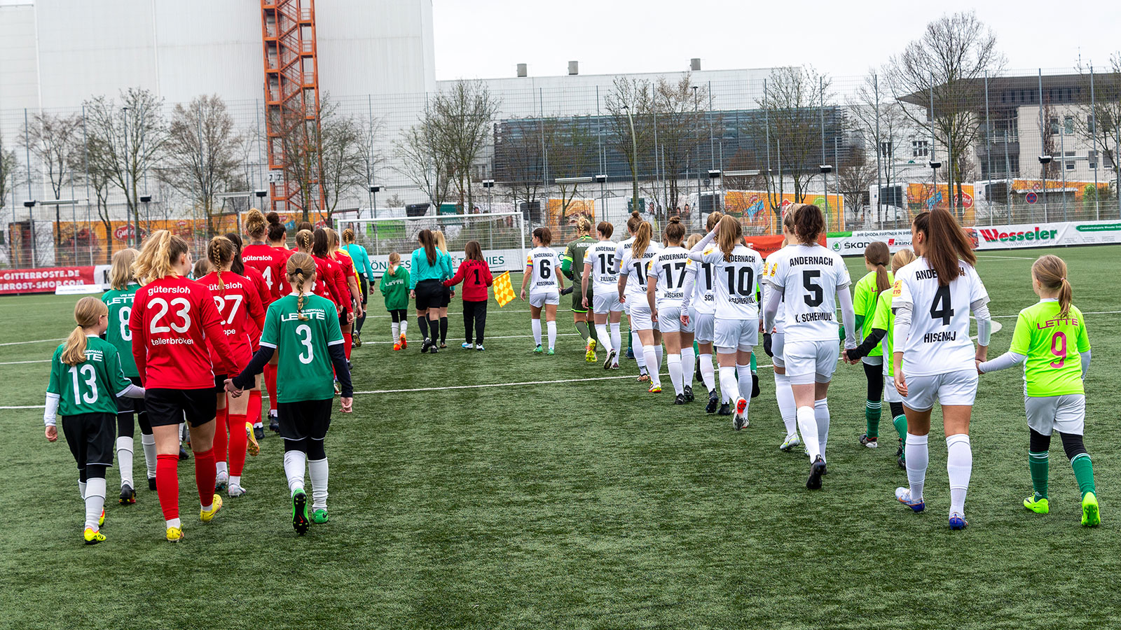 Einlaufkinder beim FSV Gütersloh (Foto: Boris Kessler / FSV Gütersloh 2009)