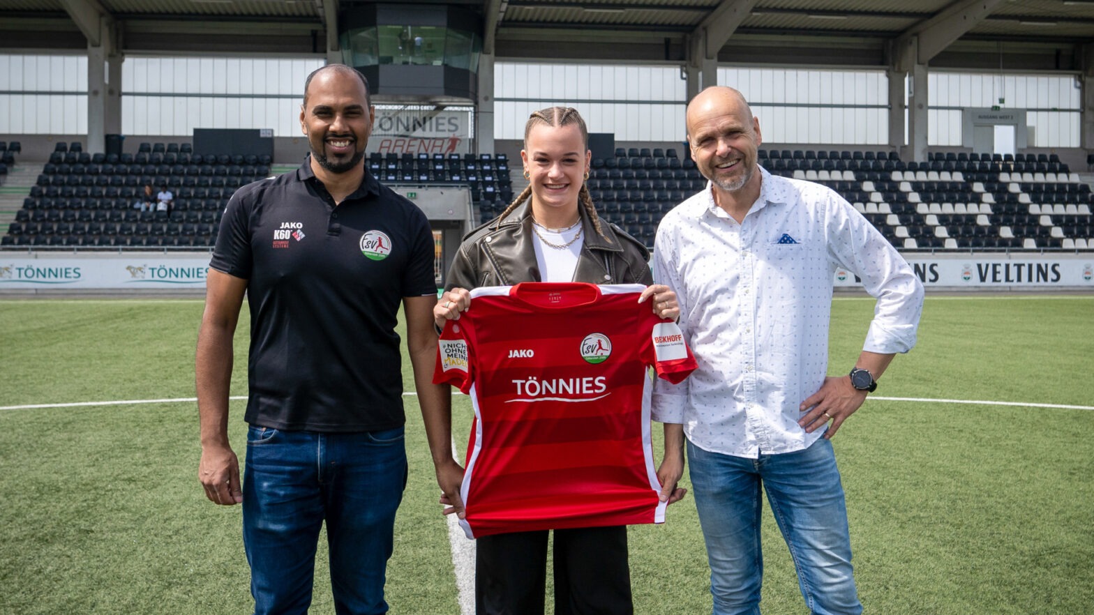 FSV-Neuzugang Josefine Osigus freut sich gemeinsam mit Chris Punnakkattu Daniel (links) und Markus Graskamp (rechts) auf die neue Saison 2023/24. (Foto: Dennis Seelige / FSV Gütersloh 2009)
