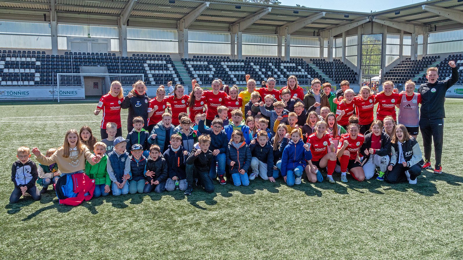 Die Schüler*innen des Ratsgymnasiums Rheda-Wiedenbrück mit der Mannschaft des FSV Gütersloh. (Foto: Boris Kessler / FSV Gütersloh 2009)