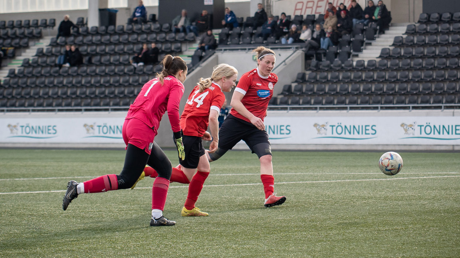 Anna-Lena Meier (mitte) und Birgitta Schmücker (rechts) wollen mit dem FSV Gütersloh II die Klasse halten. (Foto: Dennis Seelige / FSV Gütersloh 2009)