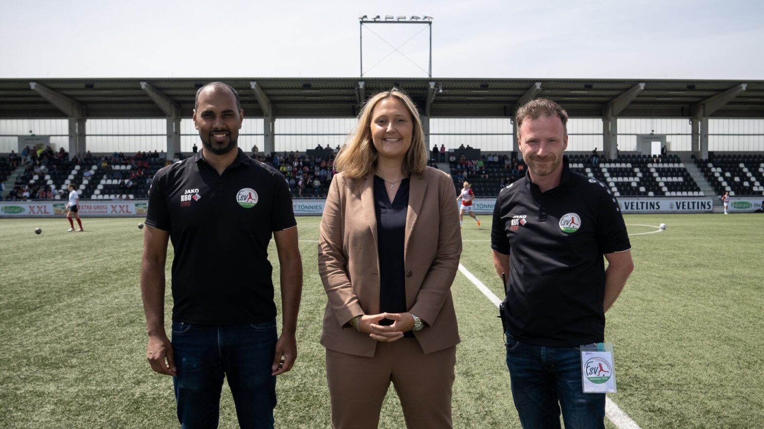 Germeta bleibt Sponsor und Partner des FSV Gütersloh (v.l.n.r.): Chris Punnakkattu Daniel, Yvonne Mendelin und Tobias Neumann möchten die Partnerschaft weiter stärken. (Foto: Dennis Seelige / FSV Gütersloh 2009)