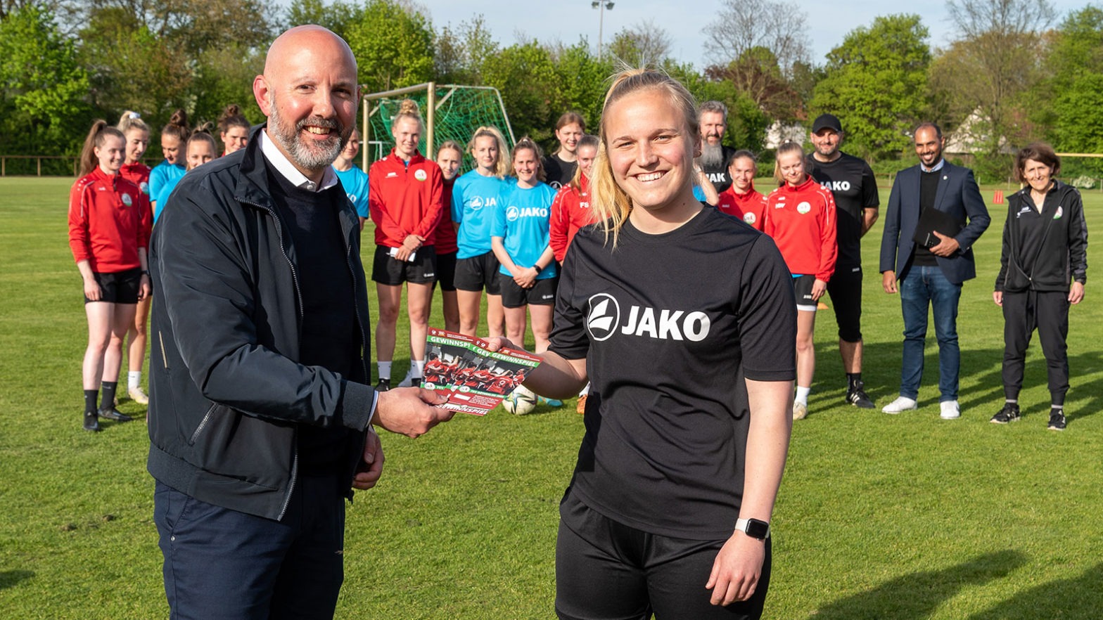 Gemeinsam für den Mädchen- und Frauenfußball in Gütersloh: FSV-Kapitänin Sarah Rolle übergibt Lose an Henning Matthes. (Foto: Boris Kessler / FSV Gütersloh 2009)
