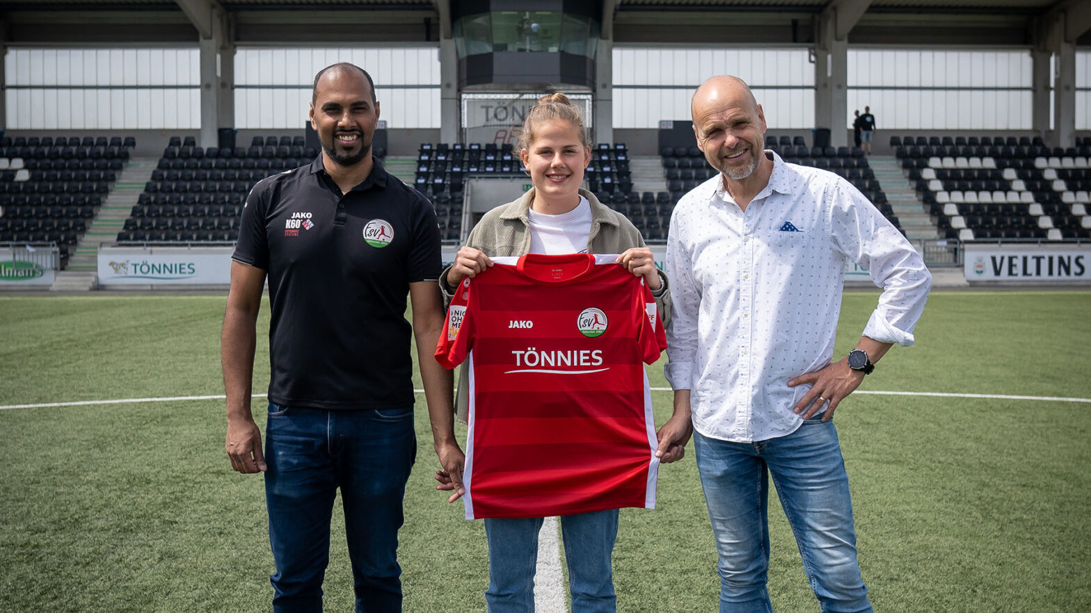 Neuzugang Lea Bultmann wird von Chris Punnakkattu Daniel (links) und Markus Graskamp (rechts) in der Tönnies Arena begrüßt. (Foto: Dennis Seelige / FSV Gütersloh 2009)