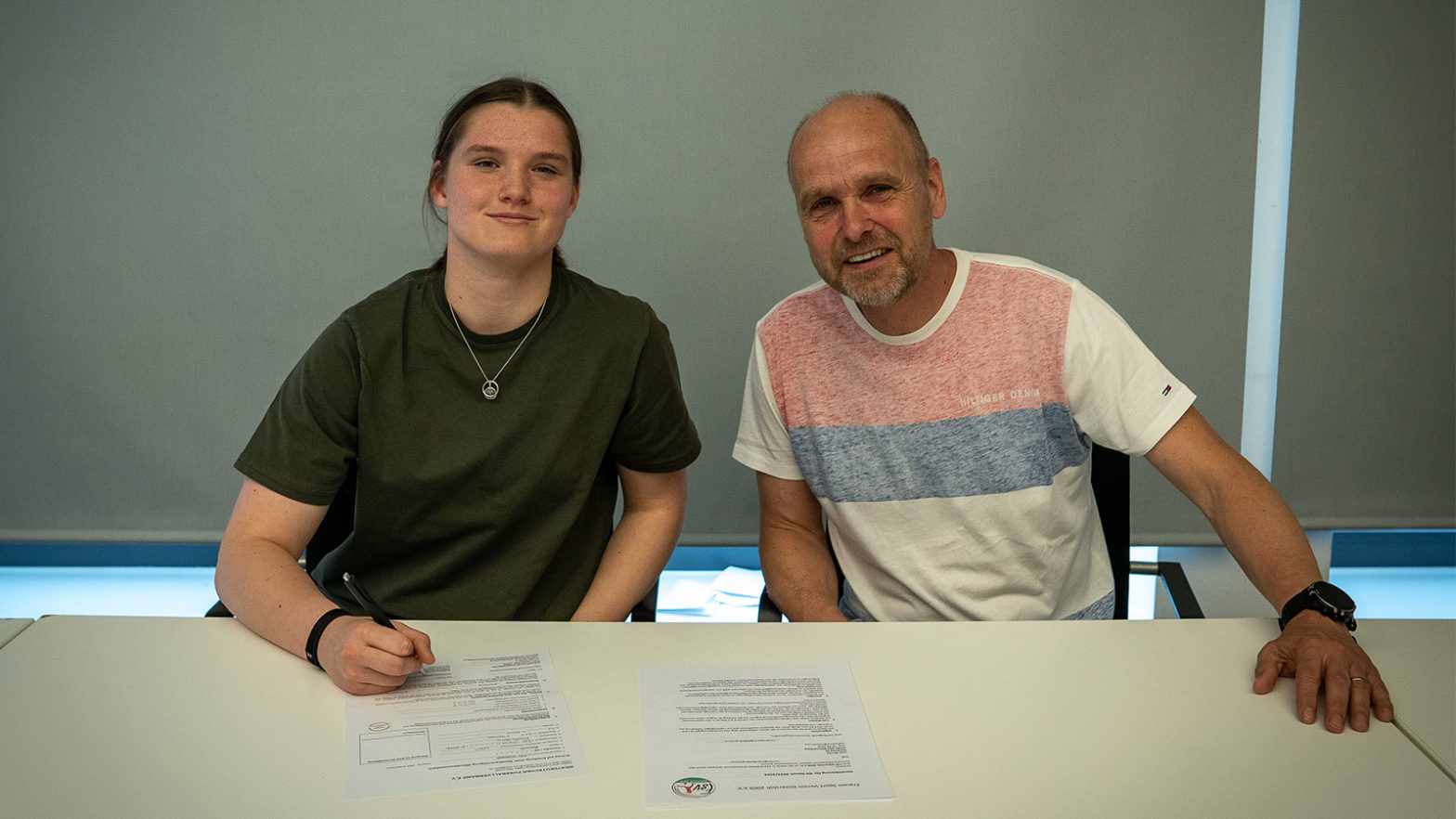 Leah Blome und Markus Graskamp, Sportlicher Leiter des FSV, bei der Vertragsunterzeichnung. (Foto: Dennis Seelige / FSV Gütersloh 2009)