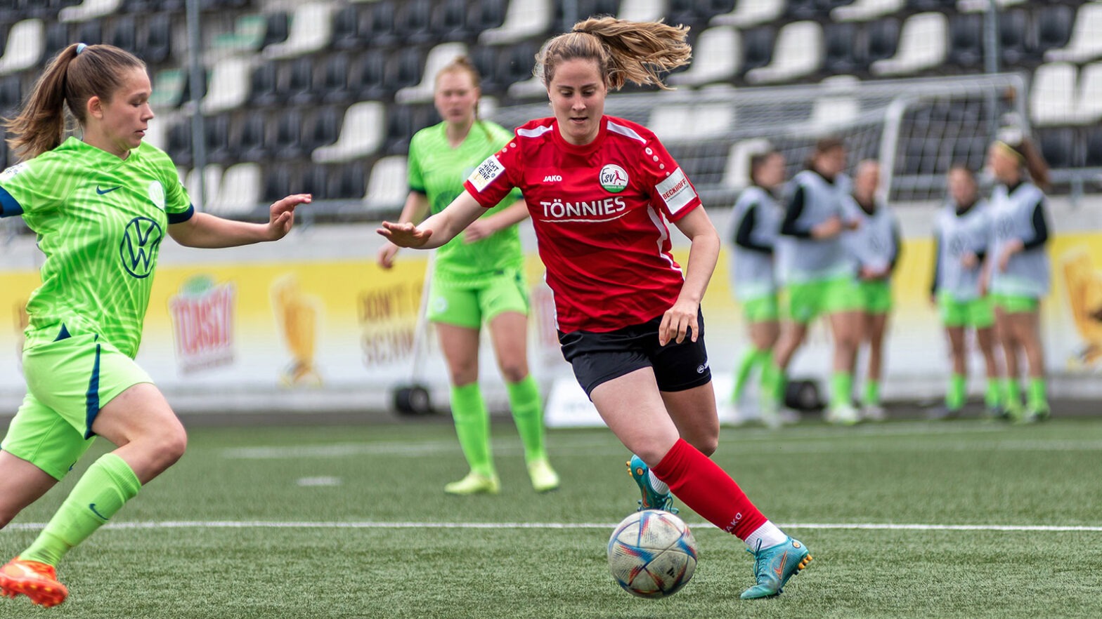 Lena Strothmann in einem Zweitligaspiel gegen den VfL Wolfsburg II. (Foto: Boris Kessler / FSV Gütersloh 2009)